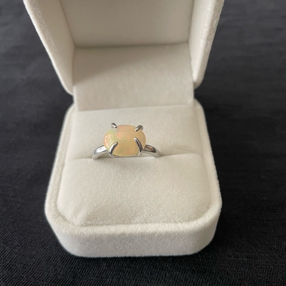 Opal ring set in .925 silver. Ring is adjustable. - Picture 8 of 8